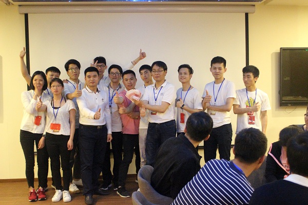 (图一团队士气展示,图二获胜小组照片)